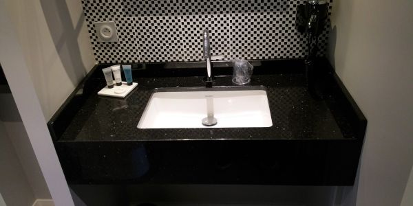 Plan vasque salle de bain hotel en resine/pierre/DEKTON