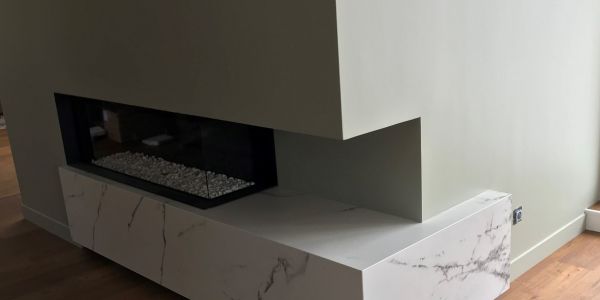 Habillage cheminee en DEKTON imitation marbre blanc Carrare