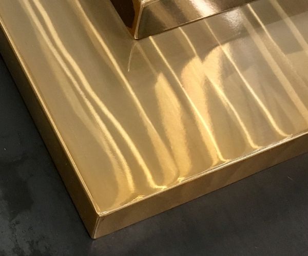 Plateau de table en acier ponçage en ligne et finition bronze