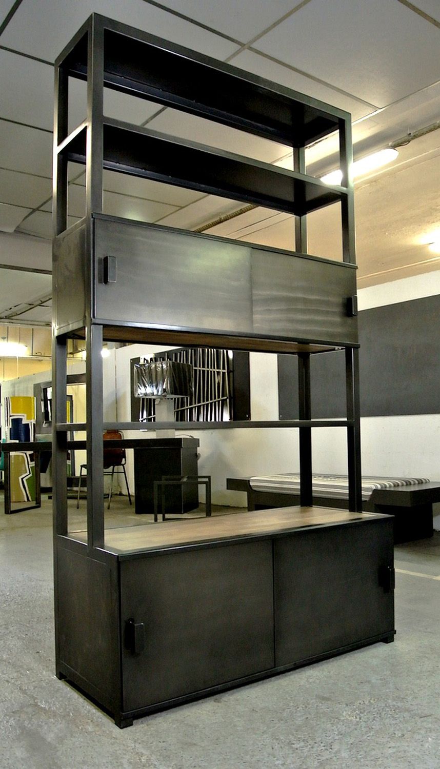 meuble de rangement vertical en acier avec portes et étagères