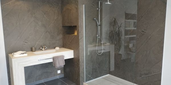 Habillage salle de bain en marbre resine et pierres