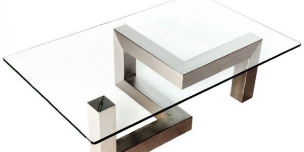 Table avec un pietement en inox polymiroir et plateau en verre